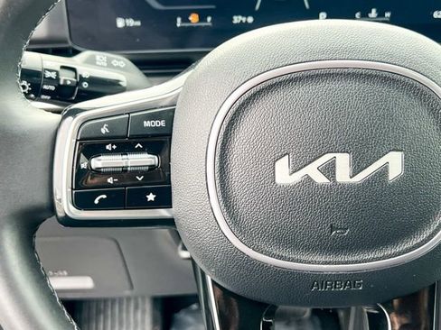 Certified 2025 Kia Carnival SX image 26