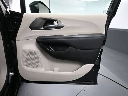 Used 2024 Chrysler Pacifica Touring-L FWD image 44