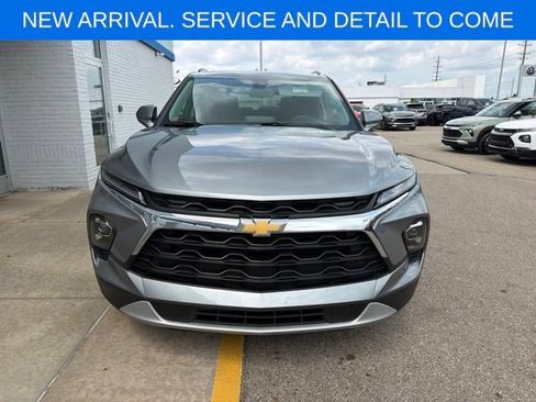 Used 2025 Chevrolet Blazer LT w/ Convenience Package FWD image 2