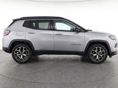 Used 2025 Jeep Compass Limited AWD/4WD image 11