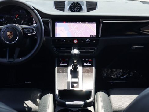 Certified 2024 Porsche Macan AWD/4WD image 20