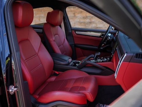 Used 2023 Porsche Cayenne Platinum Edition image 23