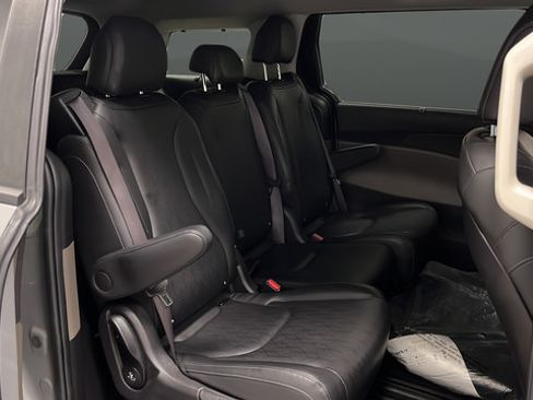 Used 2025 Kia Carnival EX FWD image 25