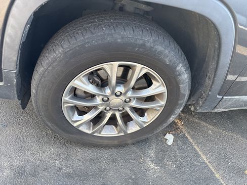 Used 2019 Jeep Cherokee Latitude Plus w/ Comfort/Convenience Group image 10