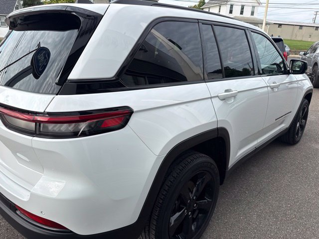 Used 2023 Jeep Grand Cherokee Altitude AWD/4WD image 6