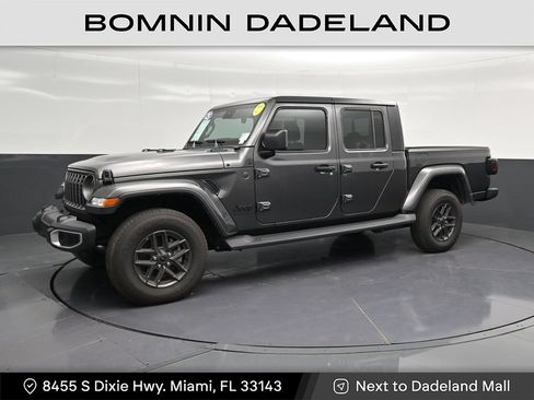 Used 2025 Jeep Gladiator Sport AWD/4WD image 1