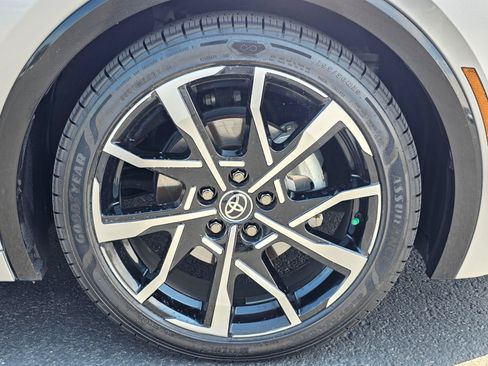 Used 2023 Toyota Prius Prime Premium FWD image 9