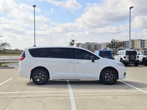 New 2026 Chrysler Pacifica Select AWD/4WD image 6