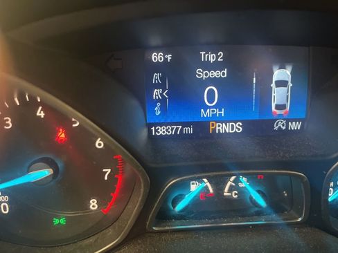 Used 2017 Ford Escape Titanium image 2