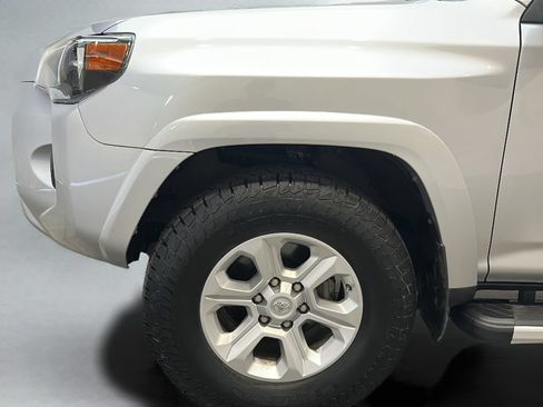 Used 2018 Toyota 4Runner SR5 AWD/4WD image 9