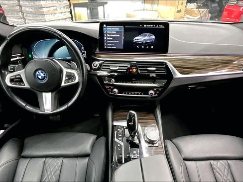 Used 2022 BMW 530e w/ Premium Package image 15