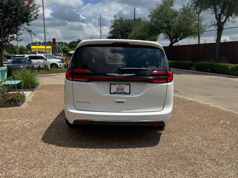 Used 2024 Chrysler Pacifica Touring-L FWD image 8