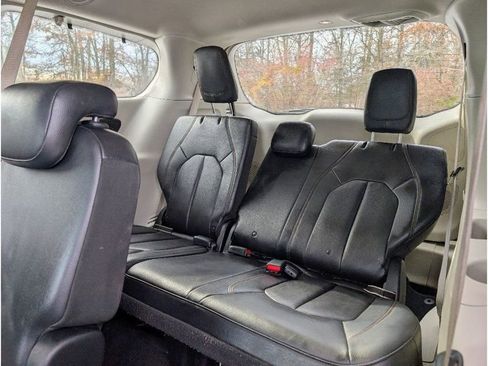Used 2018 Chrysler Pacifica Touring-L Plus image 20