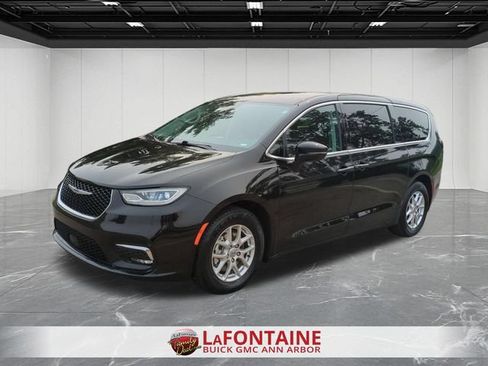 Used 2024 Chrysler Pacifica Touring-L FWD image 4