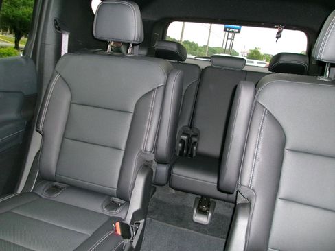 Used 2025 Chevrolet Traverse LT FWD image 11