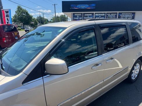 Used 2014 Chrysler Town & Country Touring FWD image 9