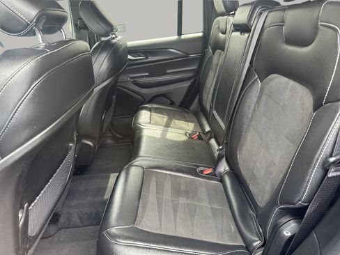 Used 2023 Jeep Grand Cherokee Altitude image 8