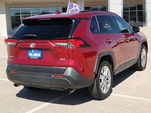Used 2019 Toyota RAV4 XLE Premium FWD image 4
