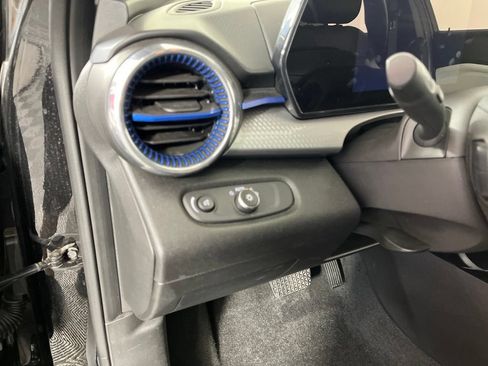 Certified 2025 Chevrolet Trax LT FWD image 25