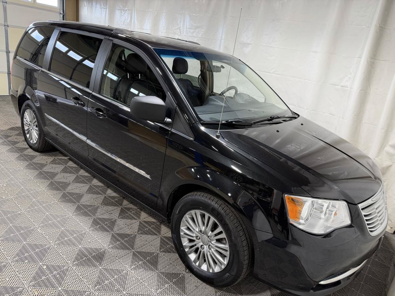 Used 2016 Chrysler Town & Country Touring FWD image 10