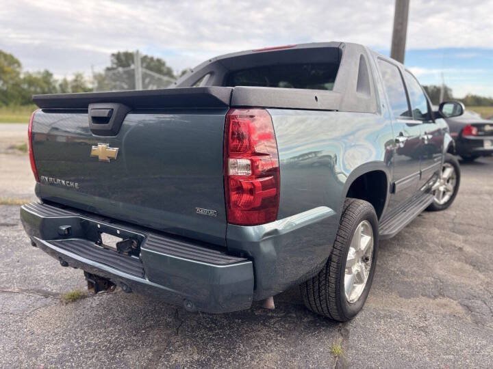 Used 2010 Chevrolet Avalanche LT w/ Regional Value Package AWD/4WD image 4