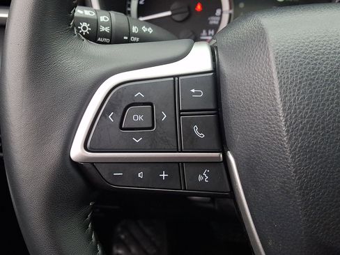 Used 2025 Toyota Highlander XLE image 22