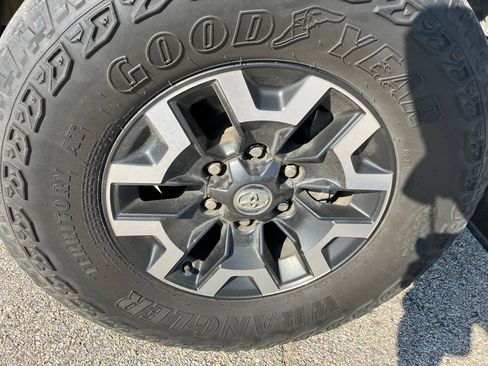 Used 2022 Toyota Tacoma TRD Off-Road AWD/4WD image 11