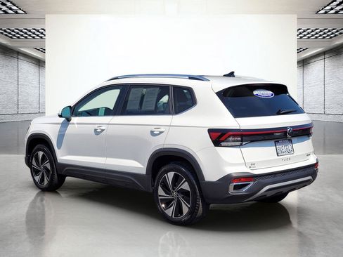 Certified 2025 Volkswagen Taos SE w/ Panoramic Sunroof Package AWD/4WD image 10