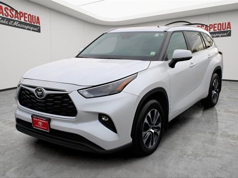 Certified 2025 Toyota Highlander XLE image 1