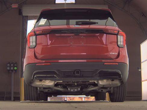 Used 2025 Ford Explorer ST-Line w/ ST-Line Street Pack AWD/4WD image 7