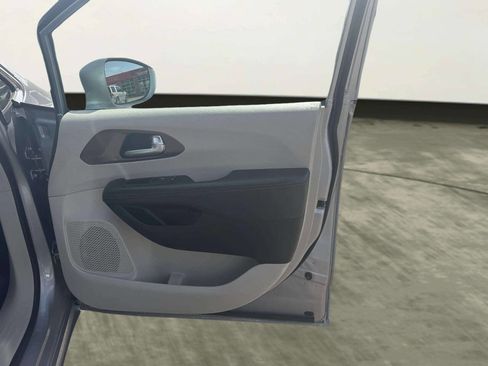 Used 2018 Chrysler Pacifica Touring-L FWD image 18