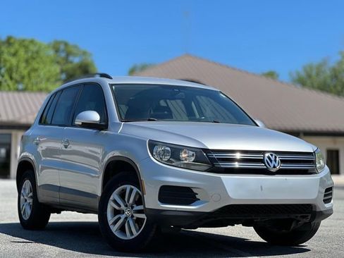 Used 2016 Volkswagen Tiguan S image 3