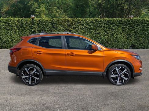 Used 2021 Nissan Rogue Sport SL FWD image 3