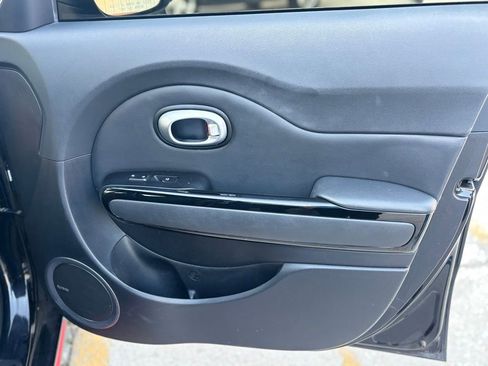 Used 2015 Kia Soul + image 12