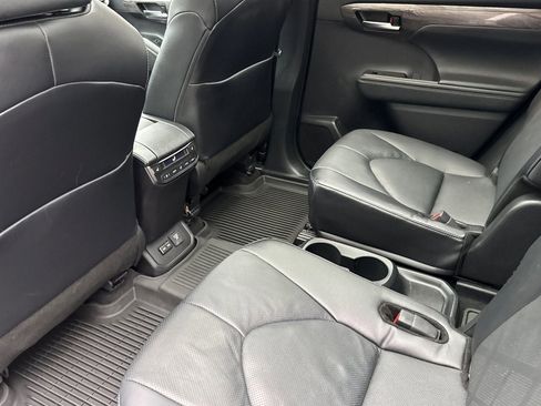 Used 2024 Toyota Highlander Platinum image 29