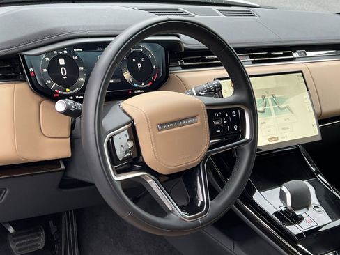 Used 2025 Land Rover Range Rover Sport SE image 14