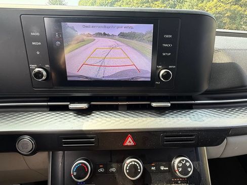 Used 2023 Kia Carnival LX FWD image 8