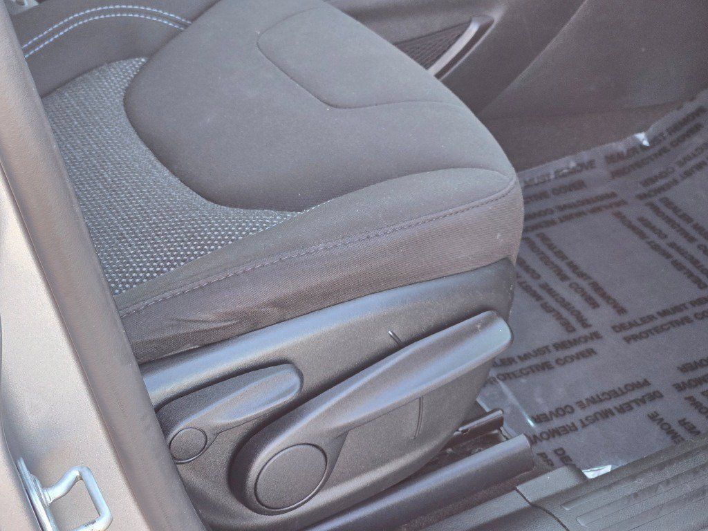 Used 2020 Jeep Cherokee Latitude AWD/4WD image 7
