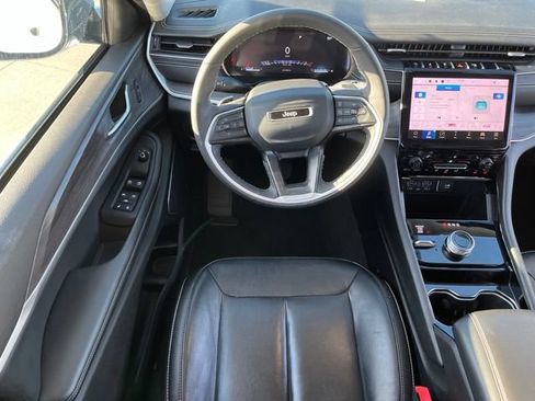 Used 2023 Jeep Grand Cherokee Limited AWD/4WD image 9