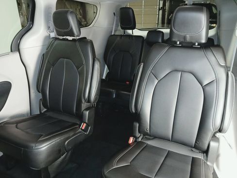 Used 2024 Chrysler Pacifica Touring-L FWD image 13