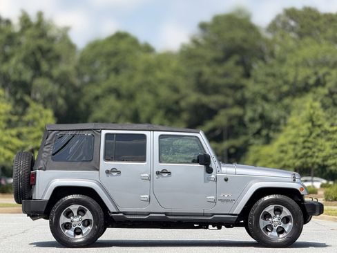 Used 2016 Jeep Wrangler Unlimited Sahara image 11
