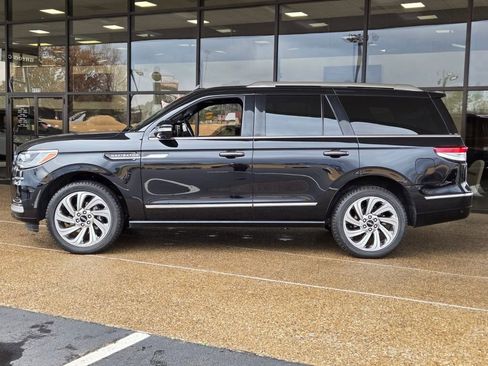 Used 2024 Lincoln Navigator Reserve image 2