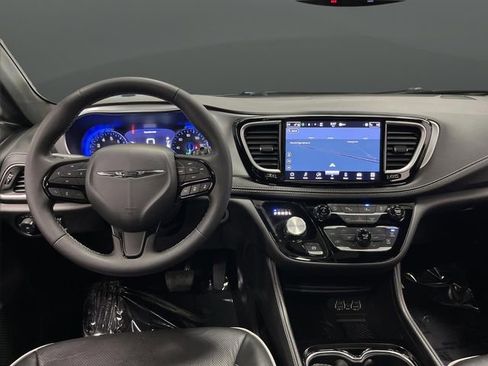 Used 2025 Chrysler Pacifica Limited image 5