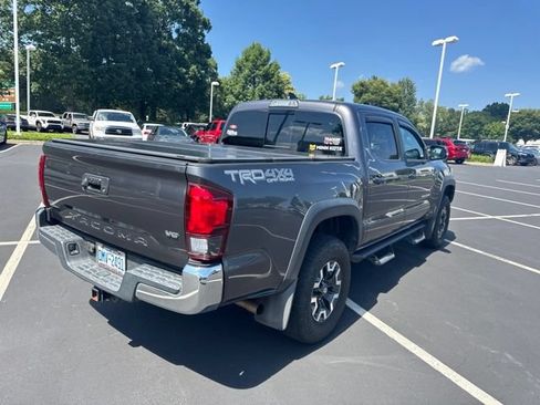 Used 2018 Toyota Tacoma TRD Off-Road AWD/4WD image 4