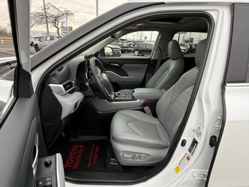 Used 2023 Toyota Highlander XLE image 14