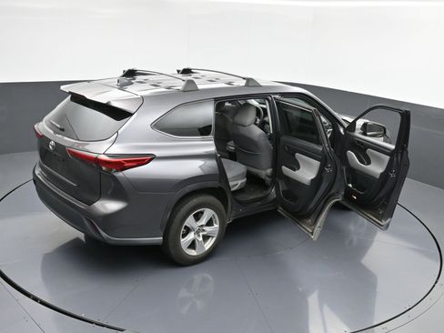 Used 2021 Toyota Highlander L image 41