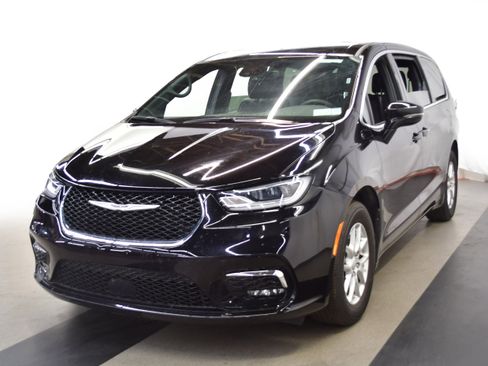 Used 2025 Chrysler Pacifica Select FWD image 4