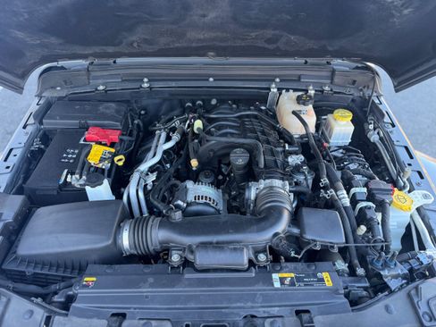 Certified 2022 Jeep Gladiator Sport AWD/4WD image 8