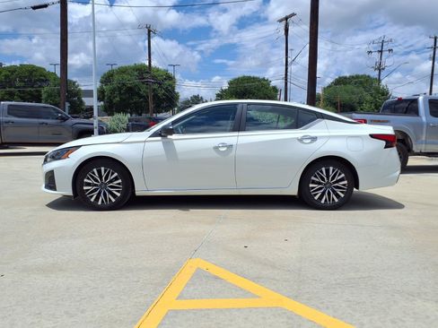 Used 2025 Nissan Altima 2.5 SV FWD image 8