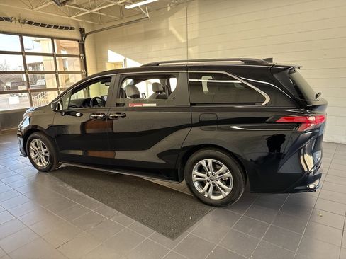 Certified 2023 Toyota Sienna XSE image 5